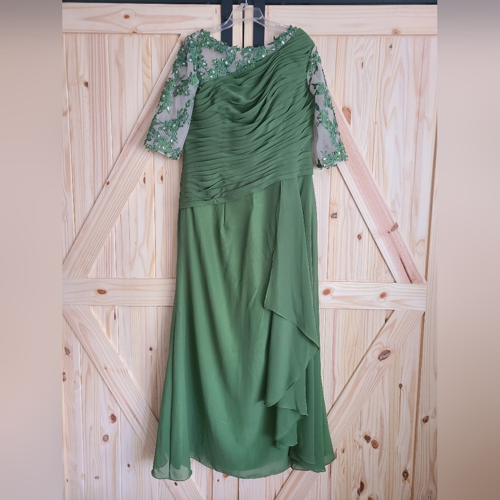 Gorgeous NWOT formal floor length dress. Womens size 16. Olive green.